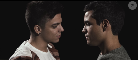 'Seu Costume', de Bruno Gadiol e Gabriel Nandes, ganhou um clipe romântico com beijo entre os dois artistas
