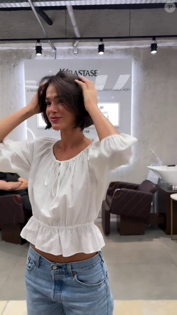 Bruna Marquezine adotou cabelos mais curtos há cerca de um mês e, agora, diminuiu ainda mais o comprimento