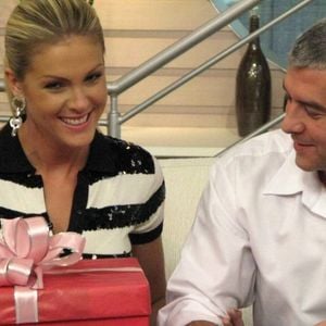 2006 - Ana Hickmann ficou emocionada com o presente