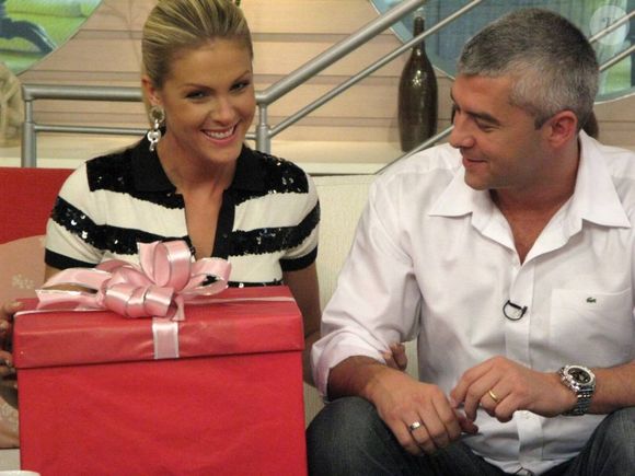 2006 - Ana Hickmann ficou emocionada com o presente