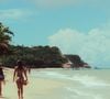 Muitas pessoas vão à praia para descansar durante suas férias