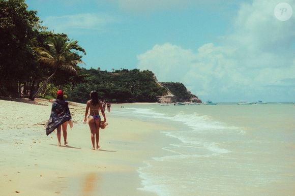 Muitas pessoas vão à praia para descansar durante suas férias