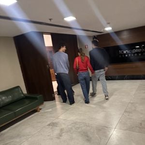 Bruna Marquezine e Shawn Mendes foram ao cinema acompanhados por um casal de amigos