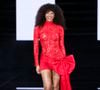 Taís Araújo rouba a cena em Paris 2025: atriz desfila de vermelho poderoso