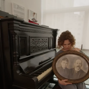 Apartamento cheio de história! A atriz Isabel Teixeira abriu seu refúgio no centro de São Paulo e mostrou objetos raros herdados dos avós, incluindo um piano histórico e livros autografados que atravessaram gerações