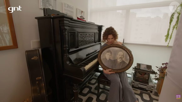 Apartamento cheio de história! A atriz Isabel Teixeira abriu seu refúgio no centro de São Paulo e mostrou objetos raros herdados dos avós, incluindo um piano histórico e livros autografados que atravessaram gerações