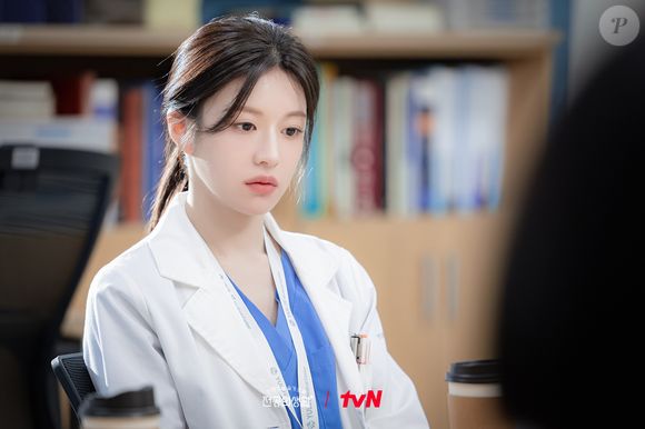 O dorama mostra um lado da medicina pouco exibido em séries, destacando os perrengues de residentes