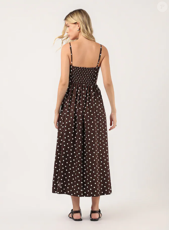 Vestido marrom: opção e roupa confortável e estilosa para dias leves de Outono na Riachuelo tem alcinhas, decote estruturado e lastéx nas costas.