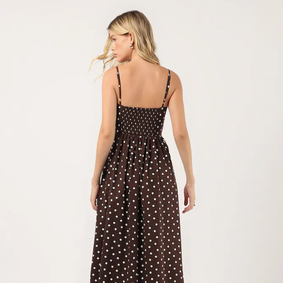 Vestido marrom: opção e roupa confortável e estilosa para dias leves de Outono na Riachuelo tem alcinhas, decote estruturado e lastéx nas costas.