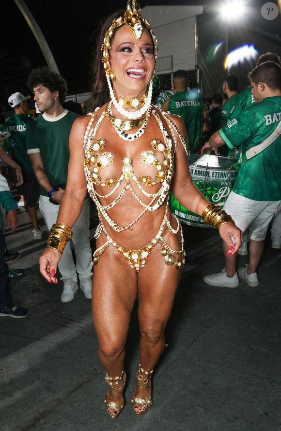 Viviane Araujo deu show de samba no pé no ensaio técnico da Mancha Verde