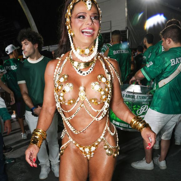 Viviane Araujo deu show de samba no pé no ensaio técnico da Mancha Verde