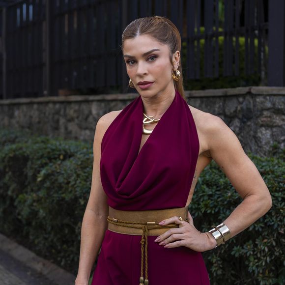 Arminda (Grazi Massafera) vivendo seu personagem em 'Três Graças'