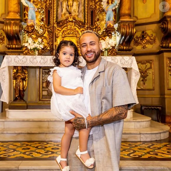 Possivelmente trata-se de Antonella, afilhada de Neymar