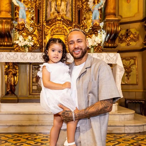 Possivelmente trata-se de Antonella, afilhada de Neymar