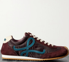 Segundo apuração do Purepeople realizada em dezembro de 2025, o Ballet Runner 2.0, da Loewe, estava disponível por R$ 8.242 na loja brasileira da Farfetch. O modelo combina couro Shell Cordovan, painéis de camurça e tecido
