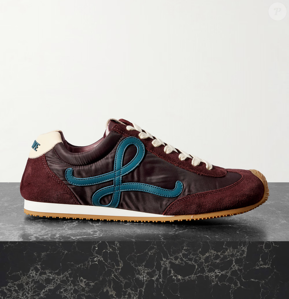 Segundo apuração do Purepeople realizada em dezembro de 2025, o Ballet Runner 2.0, da Loewe, estava disponível por R$ 8.242 na loja brasileira da Farfetch. O modelo combina couro Shell Cordovan, painéis de camurça e tecido