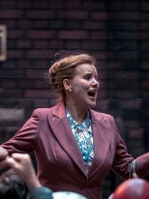 A Netflix estreia uma série ambientada na Europa dos anos 70 com um enredo tão impactante que cancelei todos os meus planos para o fim de semana