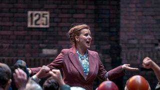 A Netflix estreia uma série ambientada na Europa dos anos 70 com um enredo tão impactante que cancelei todos os meus planos para o fim de semana