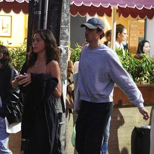 Bruna Marquezine usou um vestido preto larguinho para ir ao local