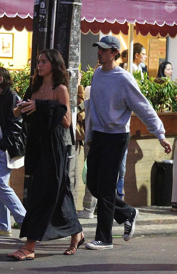 Bruna Marquezine usou um vestido preto larguinho para ir ao local