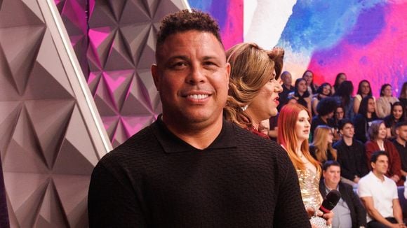 Pai de Ronaldo Fenômeno surge de cadeira de rodas e chama atenção pela semelhança com o filho famoso em foto do Natal 2025