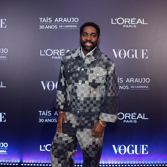 Lázaro Ramos apostou em jaqueta e calça luxuosa da grife Louis Vuitton.