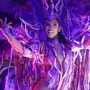 Pocah foi destaque em carro alegórico no desfile da Grande Rio