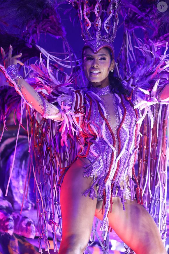 Pocah foi destaque em carro alegórico no desfile da Grande Rio