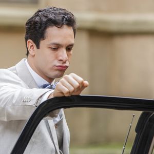 Celso (Rainer Cadete) ajuda Sandra (Flávia Alessandra) a deixar a cadeia na novela 'Êta Mundo Bom! 2'