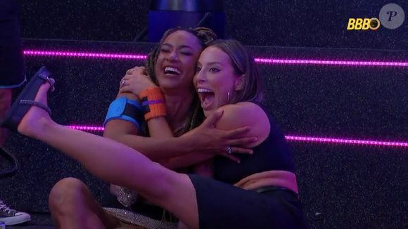 Aline contou para Renata que quer beijar Diogo