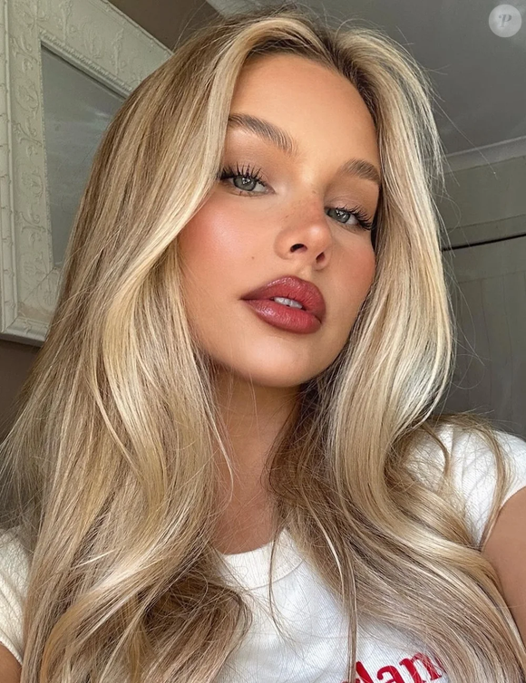 O look tem tudo a ver com o visual de beleza fresca, natural e sensual, que valoriza o rubor natural da boca com efeito manchado no centro e bordas mais suaves.