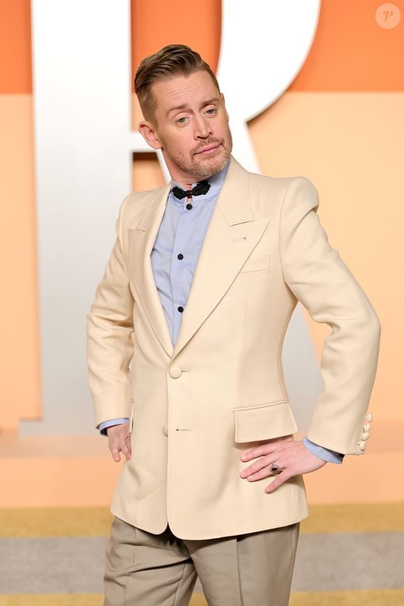 Muito conhecido do público, Macaulay Culkin fica ligeiramente diferente de barba