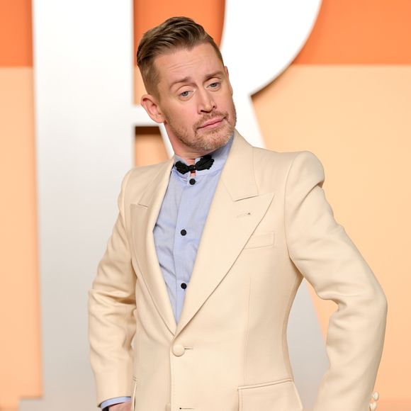 Muito conhecido do público, Macaulay Culkin fica ligeiramente diferente de barba