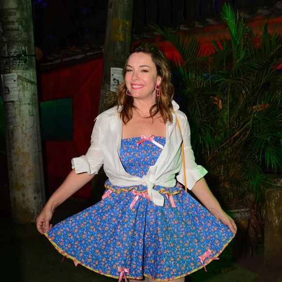 Festa junina com vestido floral: Regiane Alves já usou traje típico em comemoração