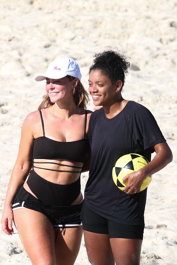 Paolla Oliveira posou para foto em praia do Rio