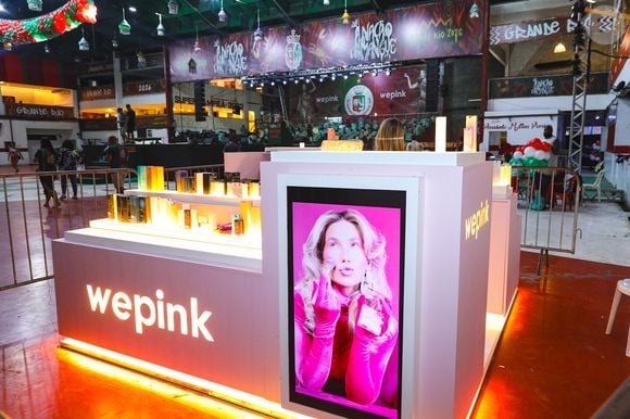 Virginia Fonseca encontrou quadra da Grande Rio vazia e foi criticada por instalar quiosques de sua marca no local