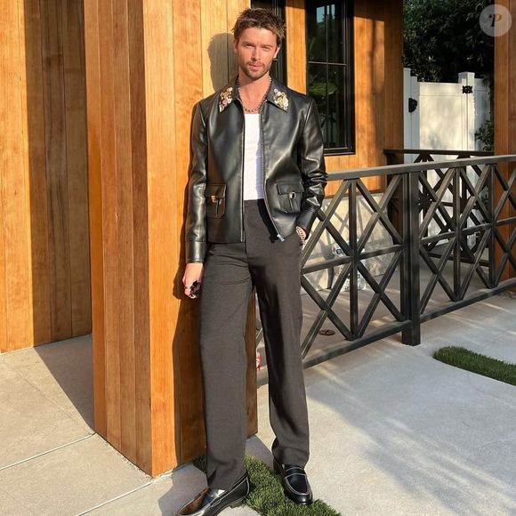 Patrick Schwarzenegger come um bife bem grande e um pouco de purê de batata no jantar e ainda se delicia com um pudim de banana de sobremesa