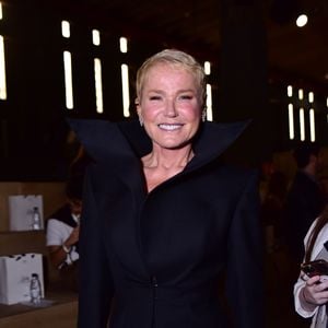 Xuxa Meneghel revelou que sua aproximação com o universo da moda internacional aconteceu principalmente por influência da filha, Sasha Meneghel, durante a viagem a Nova York
