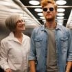 A psicologia revela que o hábito de sempre cumprimentar as pessoas no elevador revela traço importante da sua personalidade