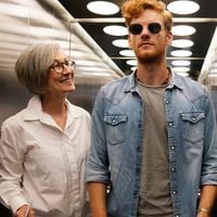 A psicologia revela que o hábito de sempre cumprimentar as pessoas no elevador revela traço importante da sua personalidade