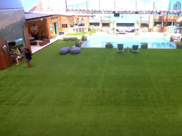 Daniele Hypólito, que estava na cozinha, conseguiu chegar antes até o Big Fone