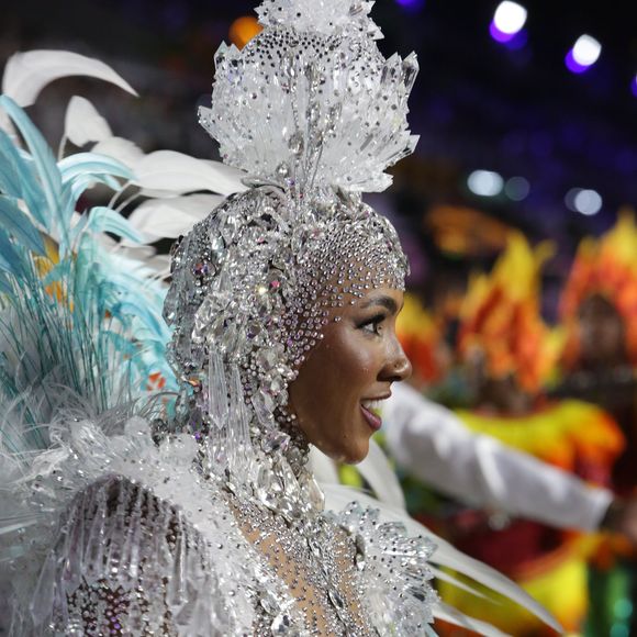 Mayara Lima é rainha da Tuiuti e veio representando a Lua