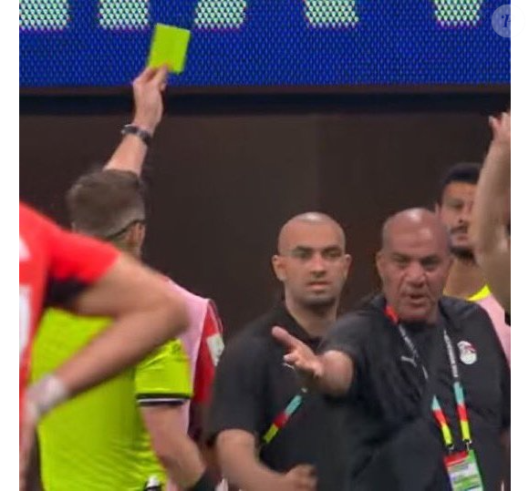 Entenda por que o técnico do Egito fez o gesto oficial da FIFA contra o racismo durante o jogo com a Argentina e por que a cena viralizou