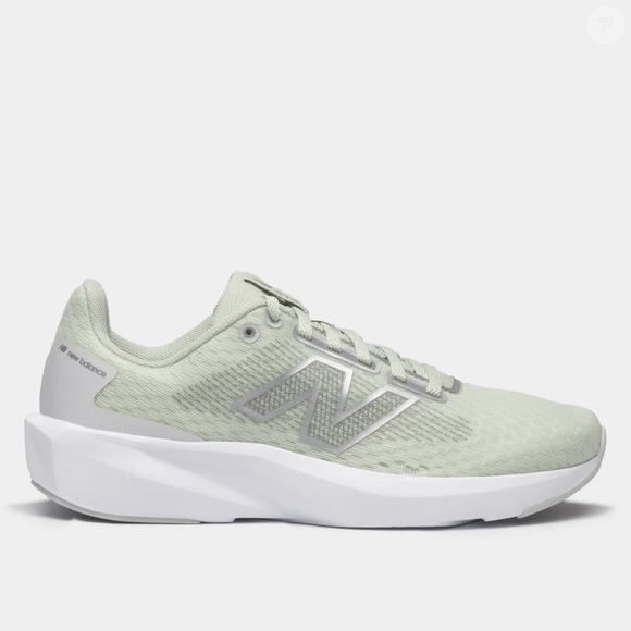 New Balance 413 V3 Feminino aposta em cabedal de mesh, entressola com tecnologia EVA Ground Contact, palmilha macia e solado de borracha reforçada para acompanhar caminhadas e treinos