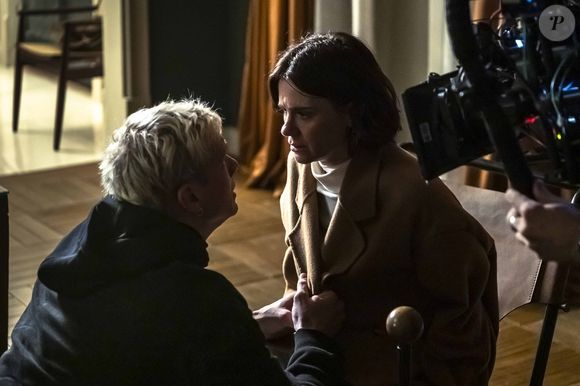 Carolina Dieckmmann e Pedro Novaes nos bastidores do filme 'A Viagem'