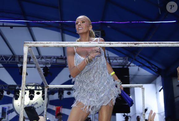 "De onde tiraram essa ideia de fiscalizar corpo, idade e rebolado no samba? Isso nunca existiu! Essa polícia do Carnaval é coisa da internet, mas para mim passa batido. Eu continuo me divertindo e sambando do meu jeito", disparou.