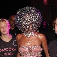 Bem básica, só que não! Adriane Galisteu surge quase irreconhecível com acessório exótico na Sapucaí; fotos