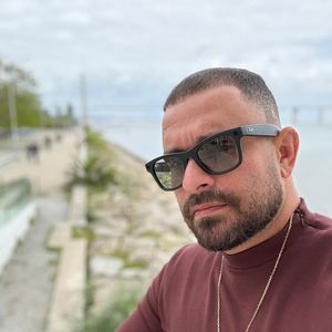 Diogo Nogueira deixou o cabelo crescer um pouco e tem mantido a barba alinhada