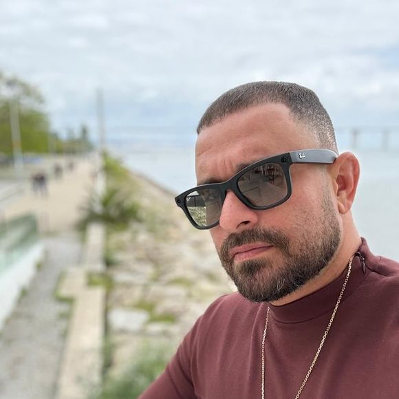 Diogo Nogueira deixou o cabelo crescer um pouco e tem mantido a barba alinhada