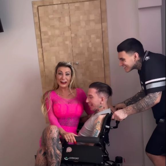 Andressa Urach também já gravou pornô com um homem em cadeira de rodas, Gabriel Brito